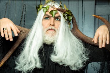 Boynuzları olan Zeus adam