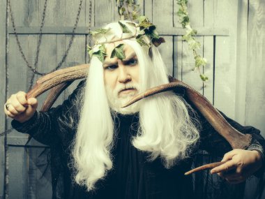 Boynuzları olan Zeus adam