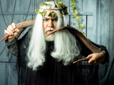 Sihirbaz adam boynuzlu