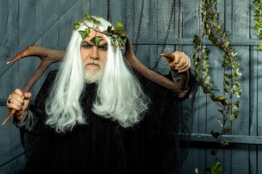 Boynuzları olan Zeus adam