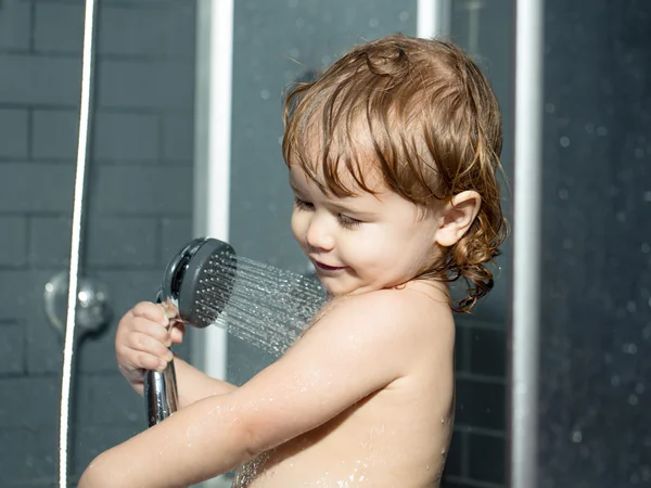 Menino pequeno no chuveiro — Fotografia de Stock