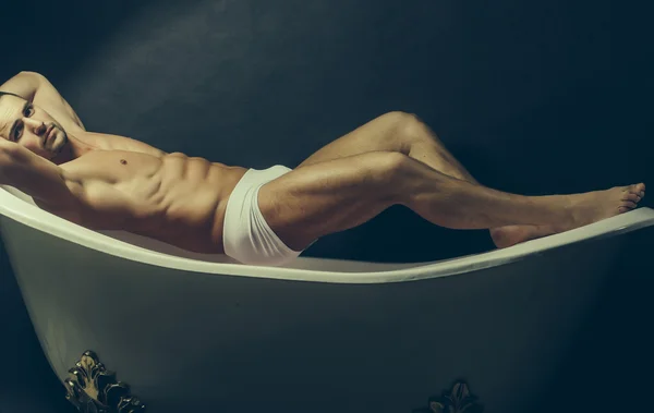 Мужчина лежит на ванне — стоковое фото