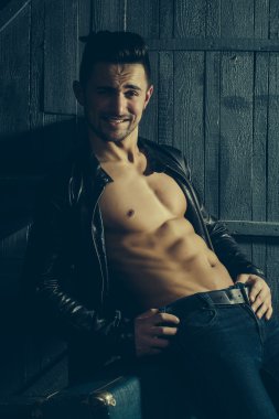 Şık erkek takım elbise çantası ile birlikte