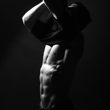 seksi bir adam çıplak gövde ile