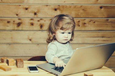 Bilgisayar ve telefon ile küçük çocuk