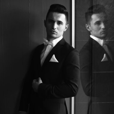 Erkek takım elbise sırayla yan 