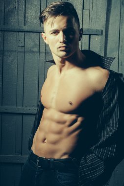 Şık seksi genç adam