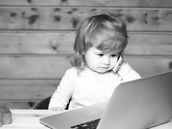 Menino com computador e telefone — Fotografia de Stock