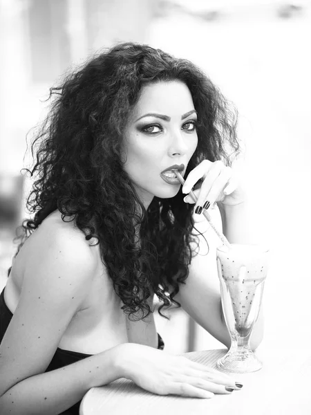 Güzel esmer içki kokteyl