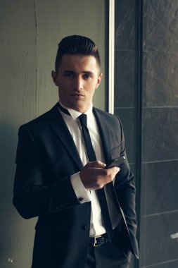 yakışıklı erkek ile smartphone