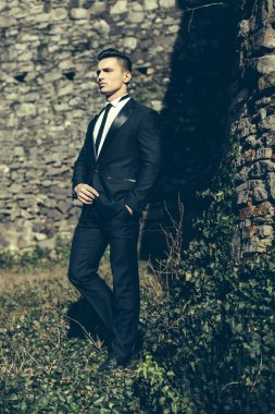 Zarif adam pozlar açık