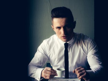 Bir fincan kahveli adam.