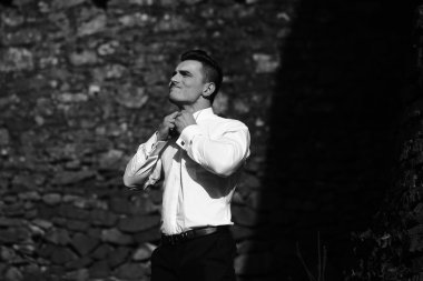 Adam tüm düğmeleri yukarı