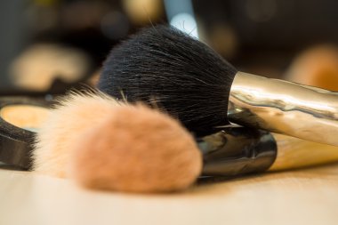 Tablo üzerinde makyaj fırçaları