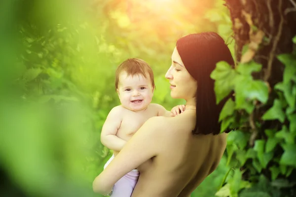Bebé y madre abrazándose desnudos —  Fotos de Stock