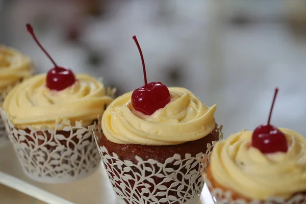 Cupcakes com cereja — Fotografia de Stock