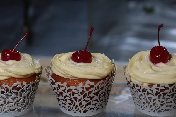 Cupcakes com cereja — Fotografia de Stock