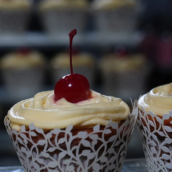 Cupcake com cereja — Fotografia de Stock