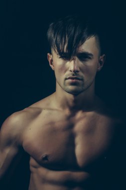 Çıplak göğüs ile cinsel adam