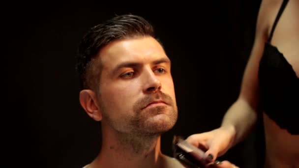 Scheren van de baard met een man met een scheermes — Stockvideo