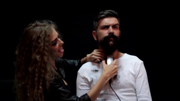 Man entrusted to cut his beard to a girl — Stock Video