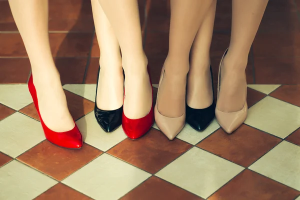 Pernas femininas em sapatos elegantes — Fotografia de Stock