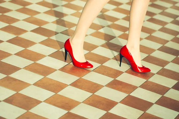 Patas femeninas en zapatos rojos — Foto de Stock