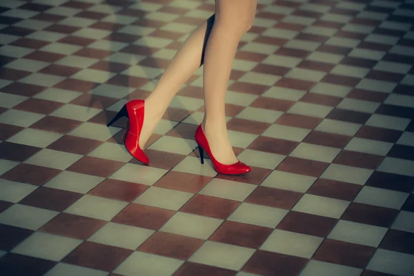 Γυναικεία πόδια στα παπούτσια κόκκινο — Φωτογραφία Αρχείου