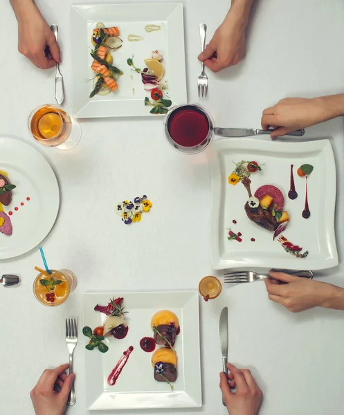 Simetrik olarak tatlılar servis