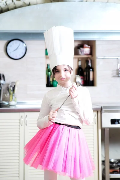 Девушка на кухне с ковшем — стоковое фото