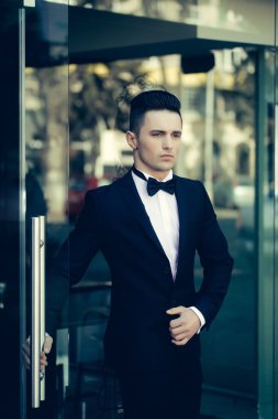 Takım elbiseli genç adam. 