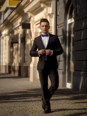 Takım elbiseli genç adam. 