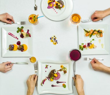 Simetrik olarak tatlılar servis