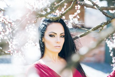 Bahar çiçeği kadınla