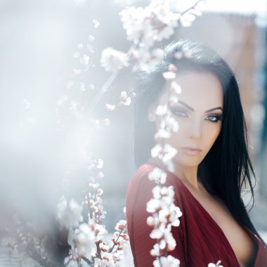 Bahar çiçeği kadınla