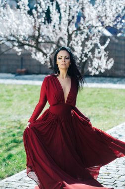 Çiçeklenme tree yakınındaki kız