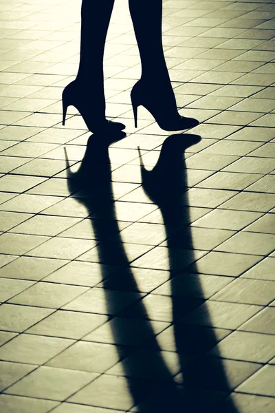 Patas femeninas en zapatos elegantes — Foto de Stock