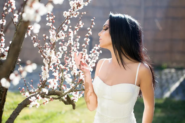 春の花を持つ女性 — ストック写真