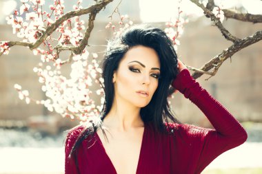 Bahar çiçeği kadınla