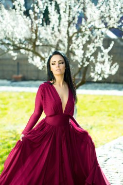 Çiçeği güzel kız