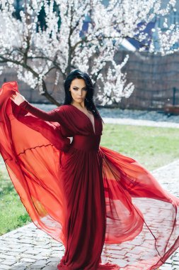 Çiçeği güzel kız