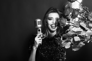 Mikrofon ve gül kadın ile