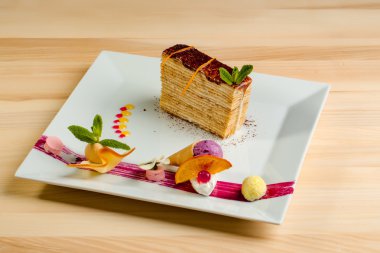 Bir şekilde dekore edilmiş tatlı pasta