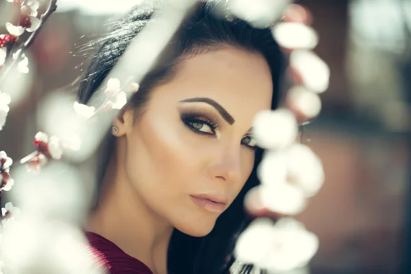 Mujer con flor de primavera — Foto de Stock