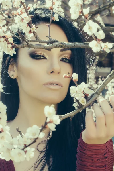 Kadın bahar bloom ile — Stok fotoğraf