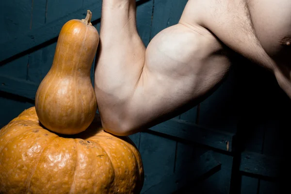 Homem muscular com abóbora — Fotografia de Stock