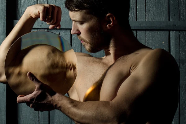 Uomo muscolare con lente d'ingrandimento — Foto Stock
