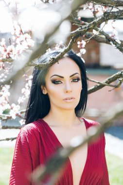 Bahar çiçeği kadınla