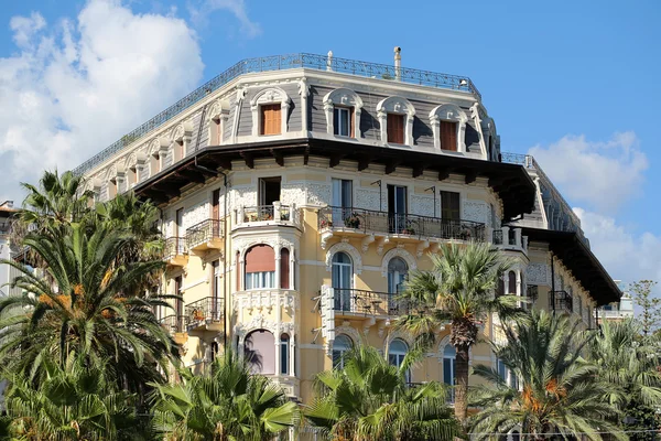 Altes Haus zwischen Palmen — Stockfoto