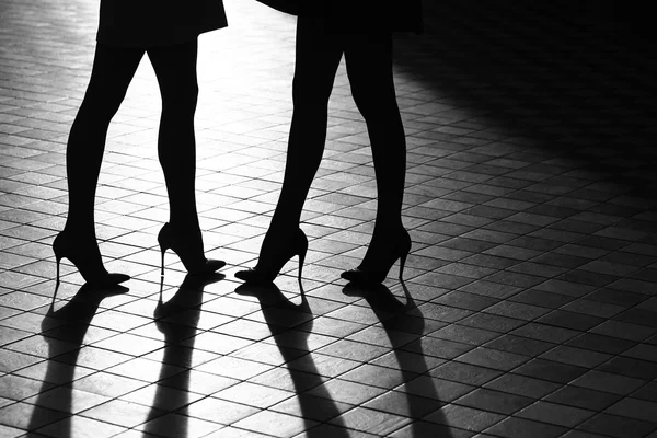 Frauenbeine in Schuhen — Stockfoto